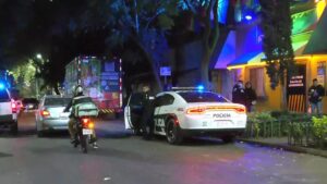 Operativo en Zona Rosa termina en riña entre comerciantes y autoridades; hay un detenido